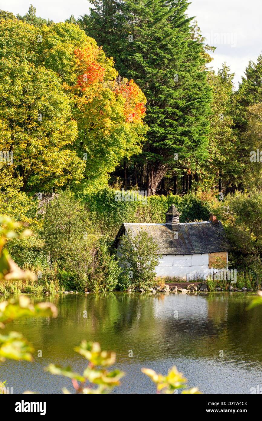 Boat House sul lago Duddingston con colori autunnali Edimburgo, Scozia, Regno Unito Foto Stock