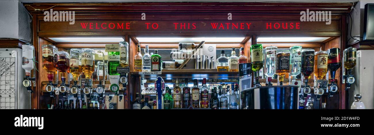 Bottiglie di liquore dietro il bancone della Queen Elizabeth, Merrow Street, Walworth, Southwark, Londra, Regno Unito. Foto Stock