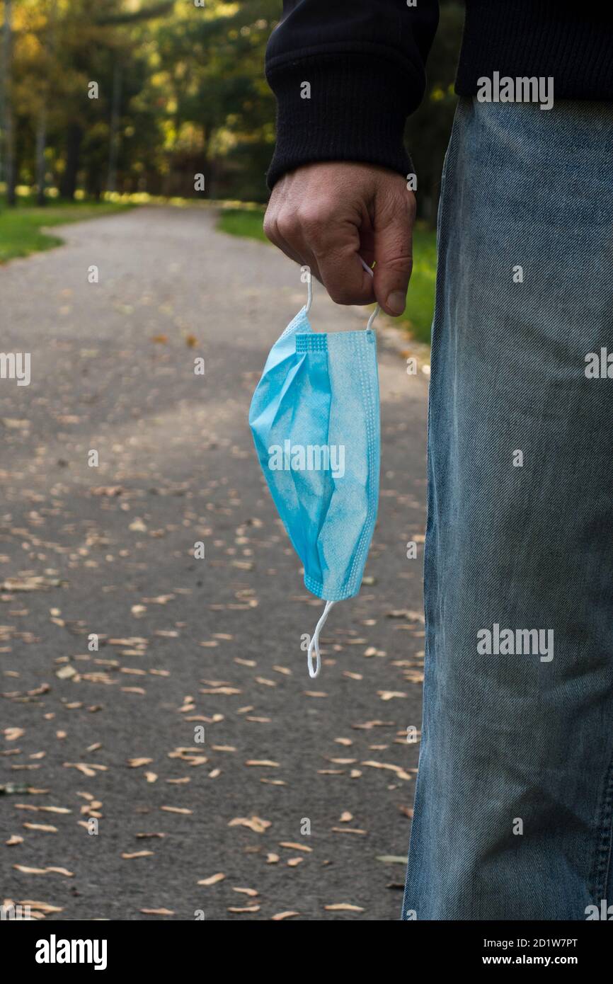 Uomo con una maschera facciale PPE coronavirus covid-19 Foto Stock