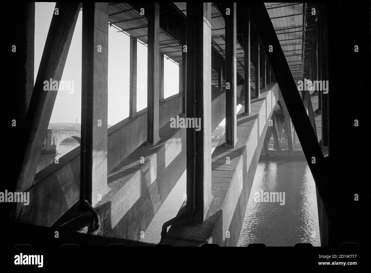 Una vista della parte inferiore del Royal Tweed Bridge, Berwick-upon-Tweed, Northumberland, Regno Unito. Foto Stock