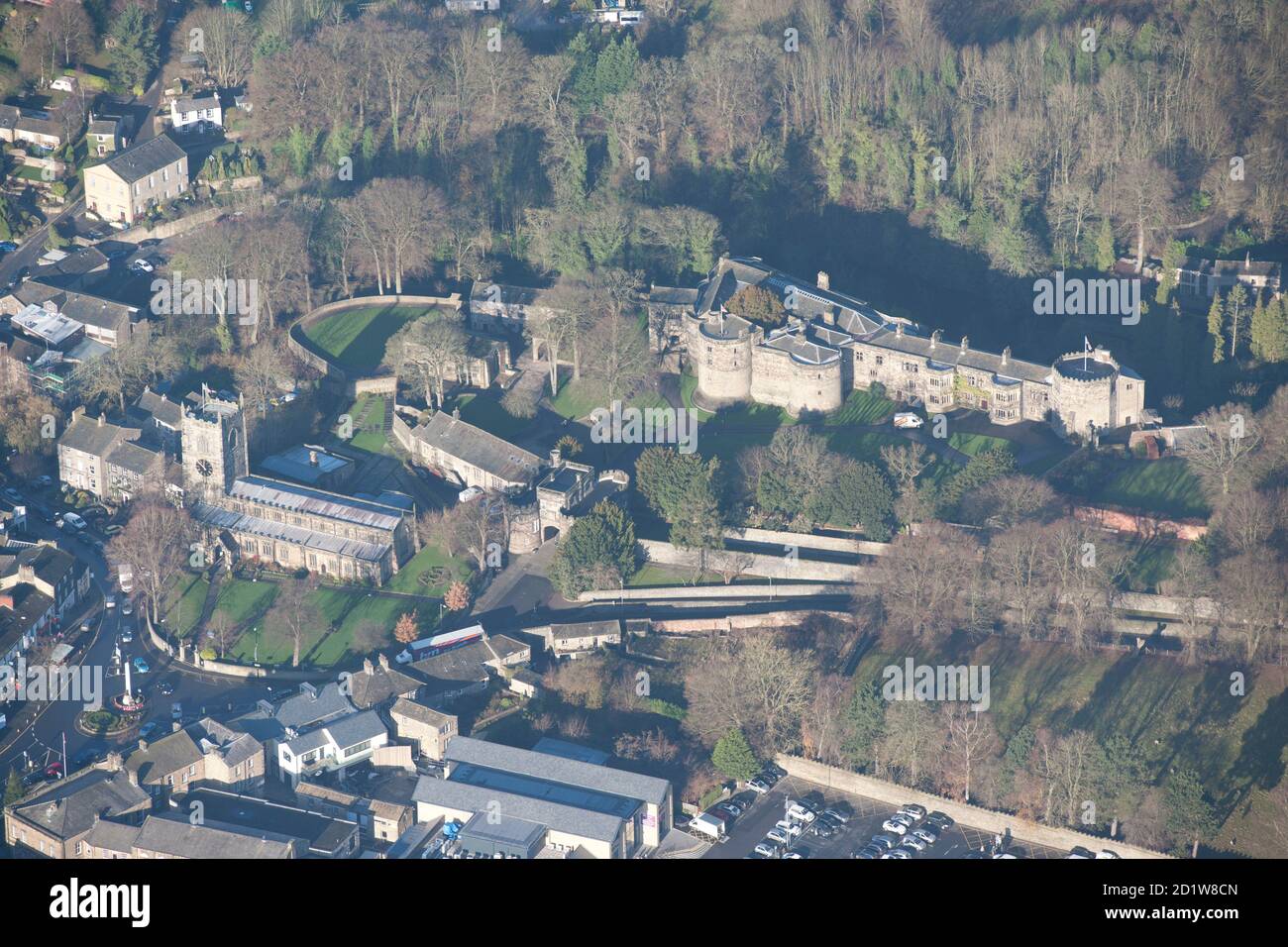 Castello di Skipton e Chiesa della Santissima Trinità, Skipton, North Yorkshire. Vista aerea. Foto Stock