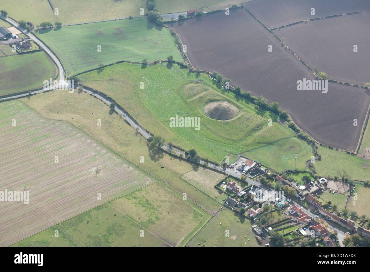 Castello Hill Norman motte e bailey castello di terra e fossato lavori di terra, Bishopton, Darlington. Vista aerea. Foto Stock