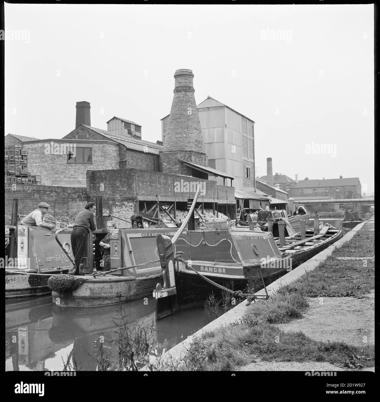 Un gruppo di chiatte sul canale Trent & Mersey accanto alla fornace di calcinatura in pietra focaia di W J Dolby. Foto Stock