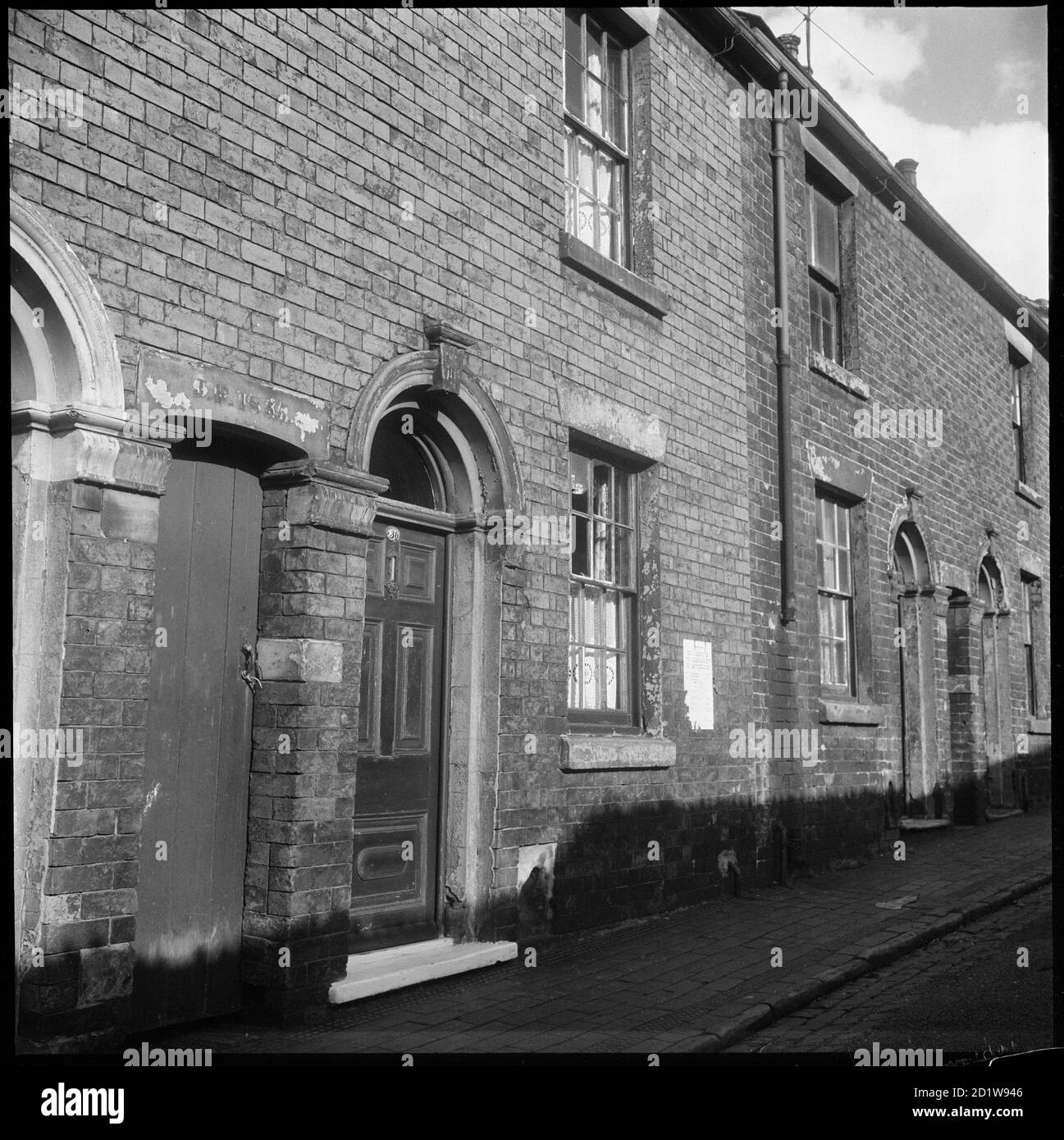 L'esterno di 36 Bedford Street con l'iscrizione J. P. 1855 sopra l'ingresso condiviso ai cantieri posteriori. Foto Stock