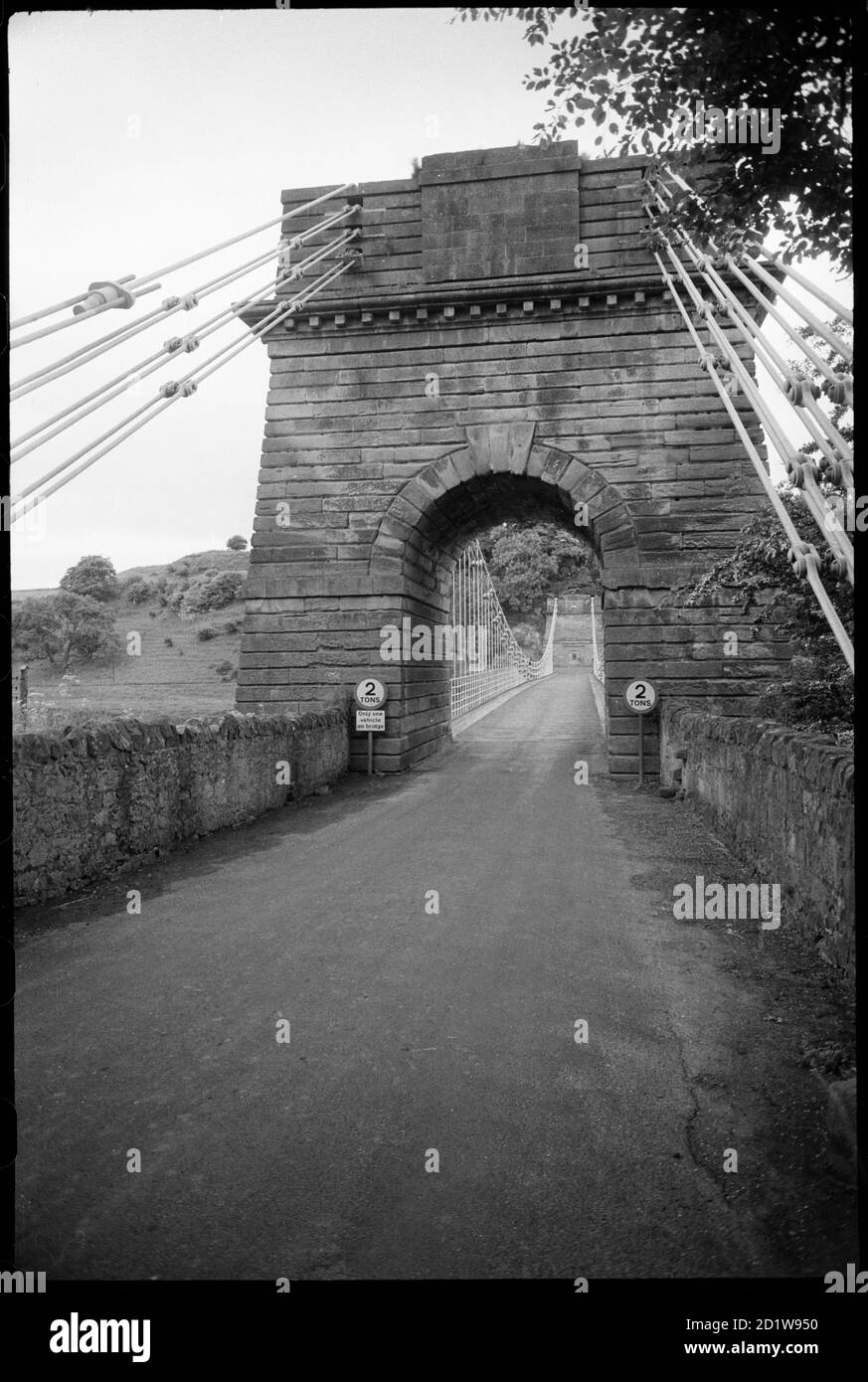 Vista generale del Ponte dell'Unione, che mostra l'elevazione sud del molo sud, e il ponte che si estende a nord attraverso l'arco verso il molo nord sul confine inglese sullo sfondo. Foto Stock Vista generale del Ponte dell'Unione, che mostra l'elevazione sud del molo sud, e il ponte che si estende a nord attraverso l'arco verso il molo nord sul confine inglese sullo sfondo. Foto Stock