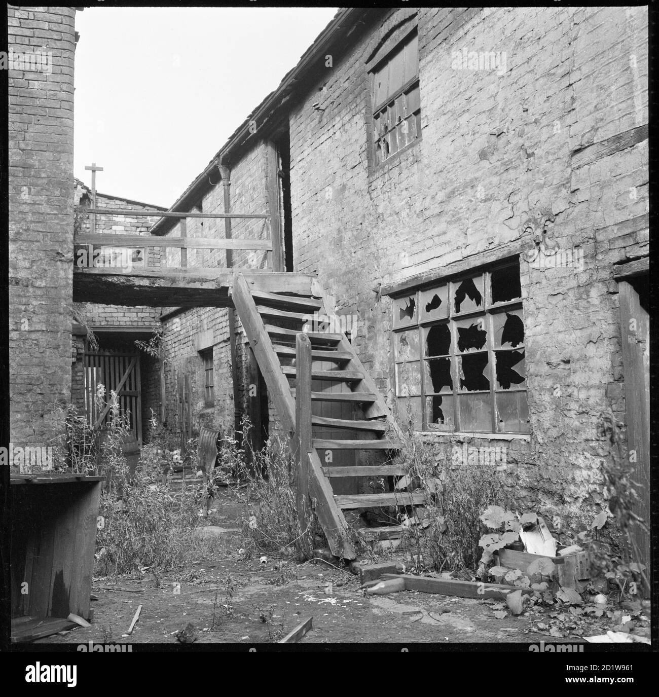 Il cortile sul retro delle opere d'ancora mostra gli edifici in condizioni fatiscenti. Foto Stock