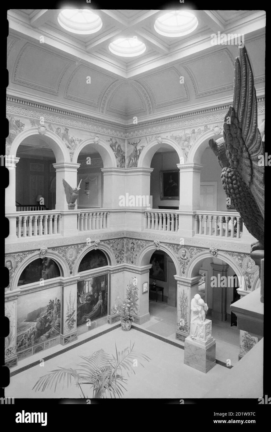 Vista interna di Wallington Hall, che mostra la Sala Centrale, che è arcate su tutti i lati e ha murales pre-Raphaelite sulle pareti e un certo numero di statue, visto dal secondo piano della sala. Foto Stock