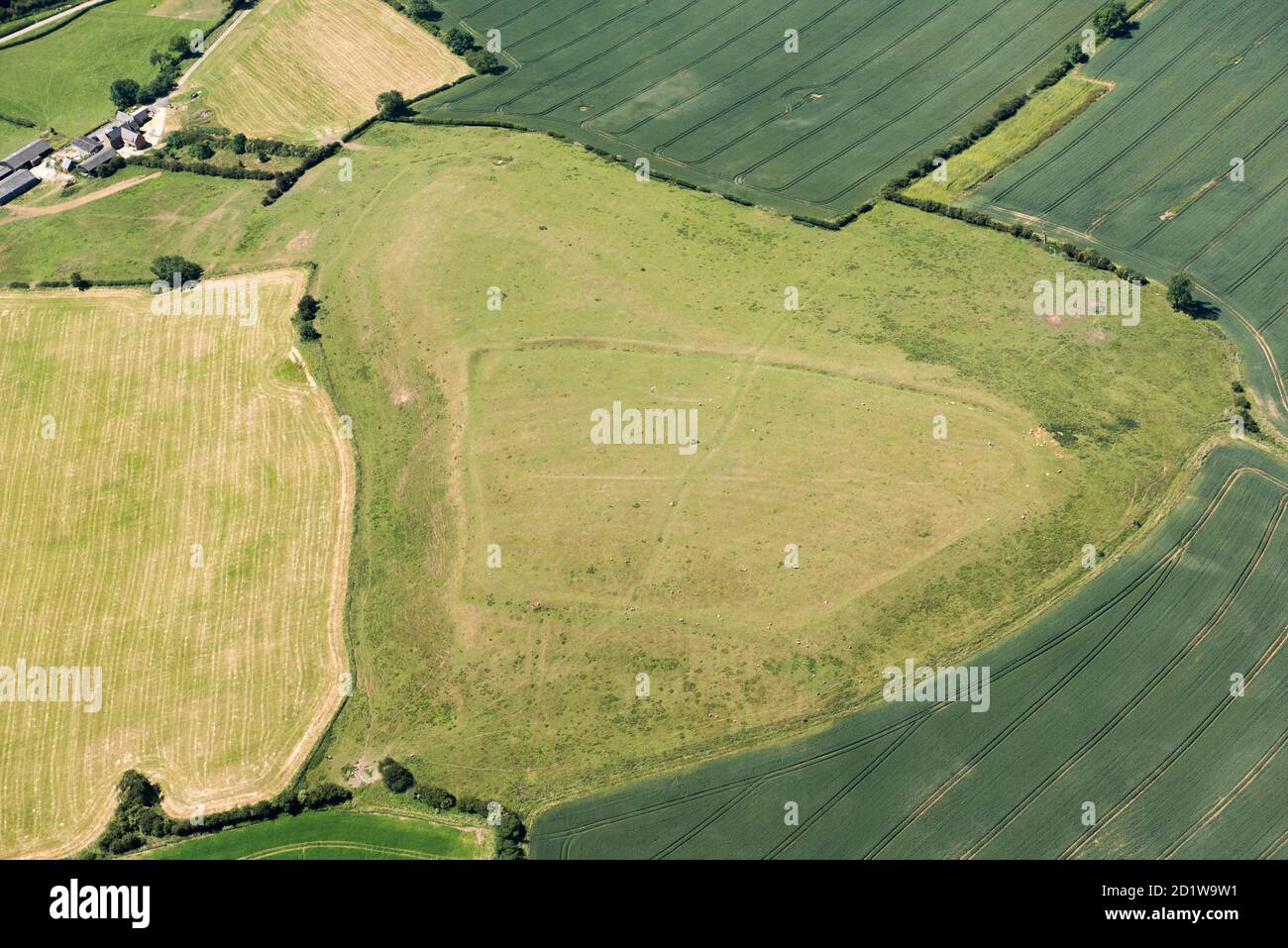 Insediamento recintato su Robin a Tipoe Hill, vicino Tilton on the Hill, Leicestershire, 2018. Vista aerea. Foto Stock