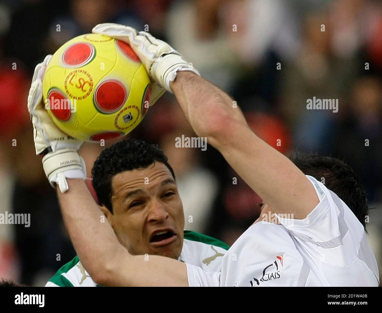 Leixoes' goalkeeper Beto (R) fights for the ball with Sporting Lisboa's  Derlei Fernandes during their Portuguese Premier League soccer match at Mar  stadium in Leixoes April 5, 2009. REUTERS/Miguel Vidal (PORTUGAL SPORT