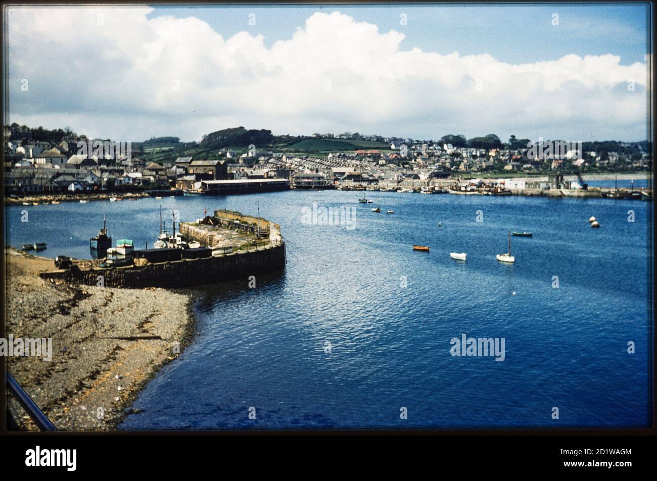 Newlyn Harbour, Newlyn, Penzance, Cornovaglia. Guardando a nord-est sul porto di Newlyn e sul vecchio Quay, verso il mercato del pesce e il molo nord, visto dall'incrocio di Fore Street e Lower Green Street il vecchio molo del porto, noto come il vecchio Quay, e le mura risalgono a prima del 1435, quando furono ricostruite. I Pier Nord e Sud furono costruiti alla fine del XIX secolo, quando il porto fu esteso. Foto Stock Newlyn Harbour, Newlyn, Penzance, Cornovaglia. Guardando a nord-est sul porto di Newlyn e sul vecchio Quay, verso il mercato del pesce e il molo nord, visto dall'incrocio di Fore Street e Lower Green Street il vecchio molo del porto, noto come il vecchio Quay, e le mura risalgono a prima del 1435, quando furono ricostruite. I Pier Nord e Sud furono costruiti alla fine del XIX secolo, quando il porto fu esteso. Foto Stock