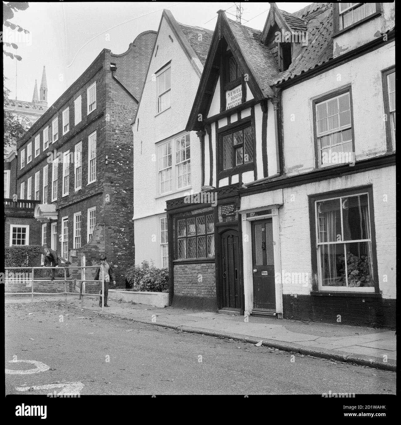 Sewell House, Church Plain, Great Yarmouth, Norfolk. L'esterno di 26 Chiesa pianura con il numero 27 parzialmente visibile in primo piano e San Nicola Vicarage sullo sfondo la casa è il luogo di nascita di Anna Sewell che scrisse Black Beauty mentre vi abitava. Foto Stock