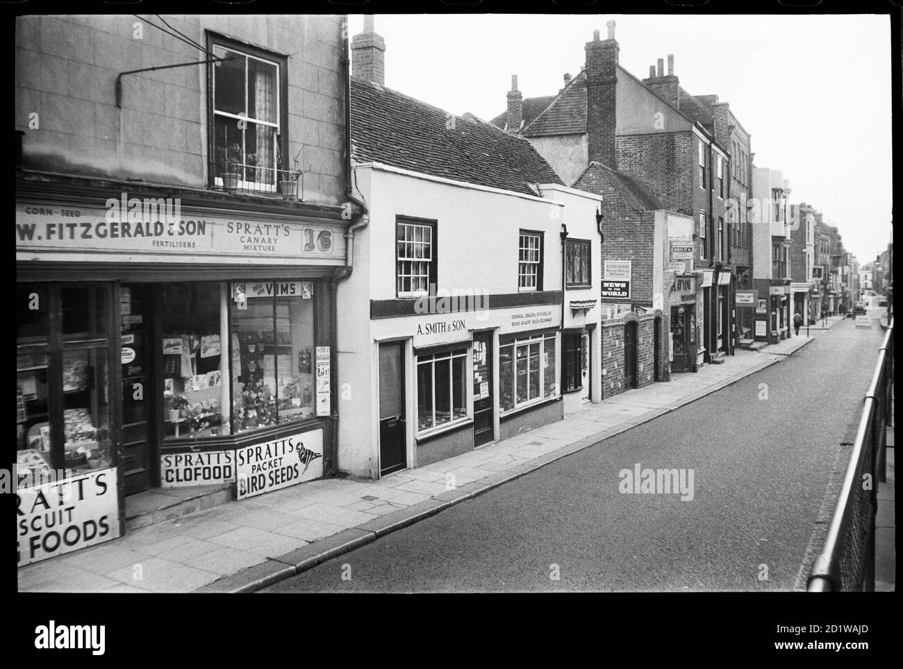 High Street, Hastings, East Sussex. Una vista che guarda a sud dal marciapiede rialzato sul lato ovest di High Street che mostra gli edifici sul lato est della strada con il numero 16 in primo piano. Foto Stock