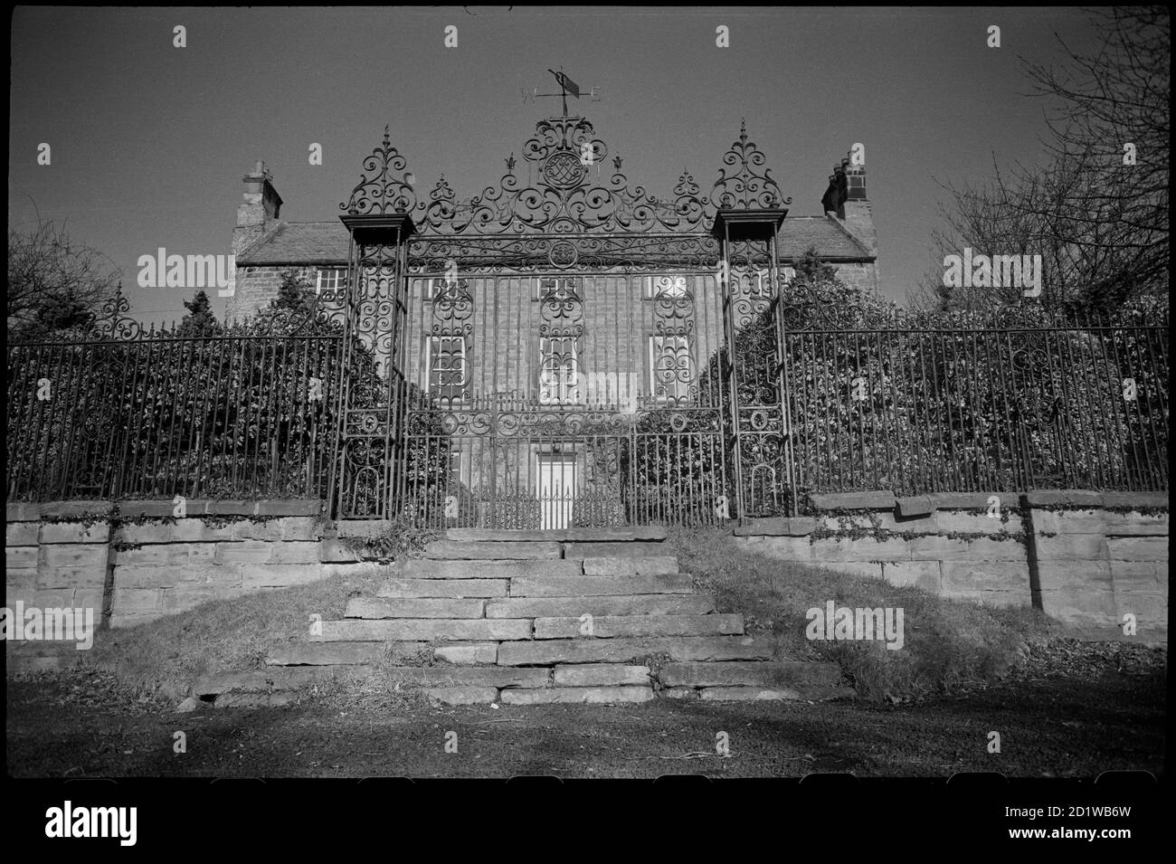 Tanfield Hall, Front Street, Stanley, County Durham. Una vista esterna della Tanfield Hall, vista da sud in fondo a una rampa di scale con il cancello in primo piano. Foto Stock
