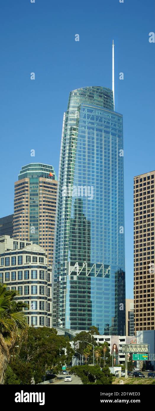 Facciata in vetro del Wilshire Grand Centre, un grattacielo di 73 piedi e 1,100 piani nel cuore di Los Angeles, California, USA. Costruzione completata 2017. Foto Stock