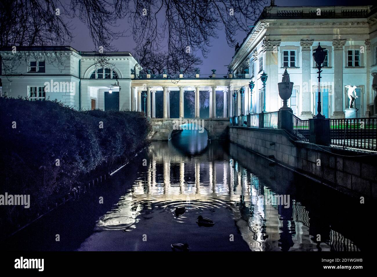 Vista notturna del Palazzo sull'acqua nel Parco Lazienki reale di Varsavia, Polonia, costruito nel 1689. Foto Stock