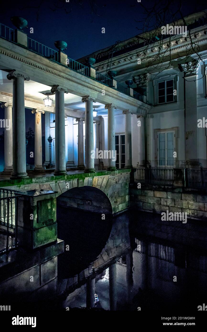 Vista notturna del Palazzo sull'acqua nel Parco Lazienki reale di Varsavia, Polonia, costruito nel 1689. Foto Stock