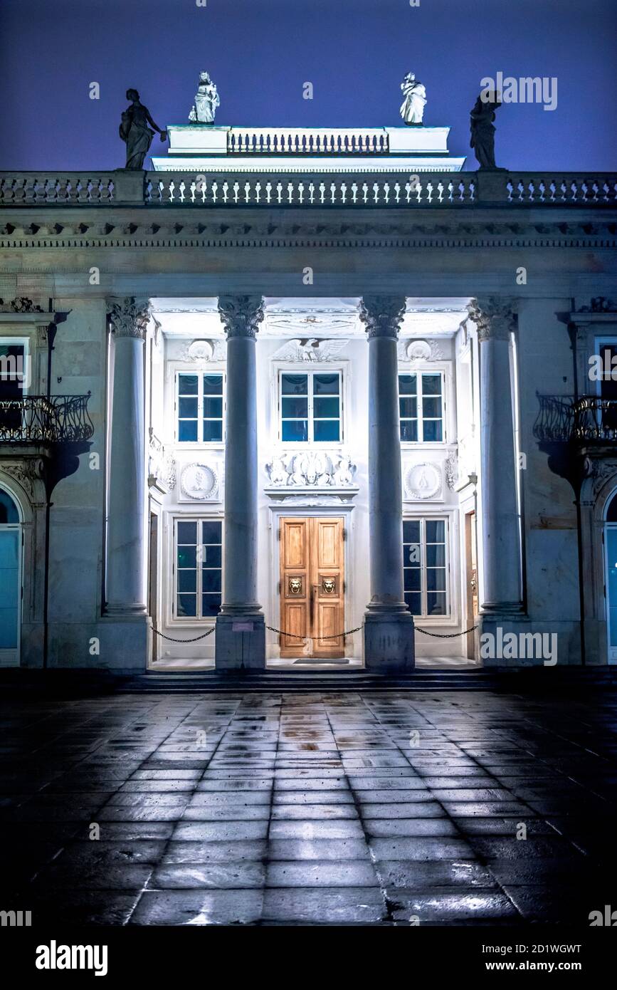 Vista notturna del Palazzo sull'acqua nel Parco Lazienki reale di Varsavia, Polonia, costruito nel 1689. Foto Stock