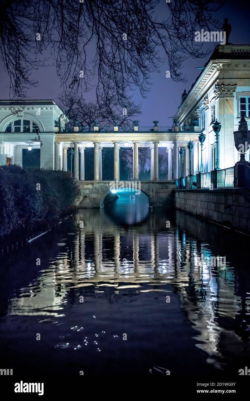 Vista notturna del Palazzo sull'acqua nel Parco Lazienki reale di Varsavia, Polonia, costruito nel 1689. Foto Stock