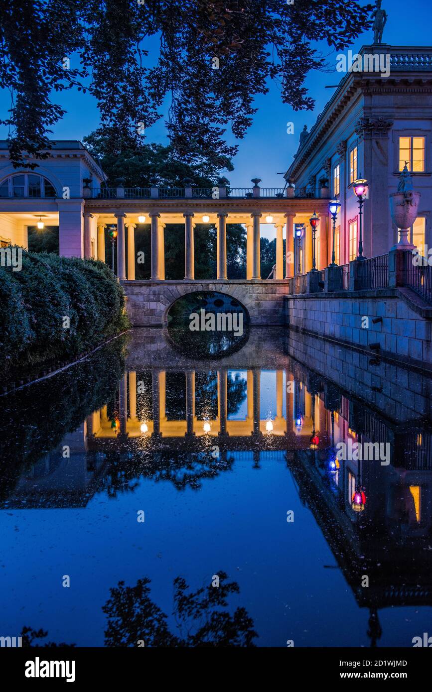 Vista notturna del Palazzo sull'acqua nel Parco Lazienki reale di Varsavia, Polonia, costruito nel 1689. Foto Stock