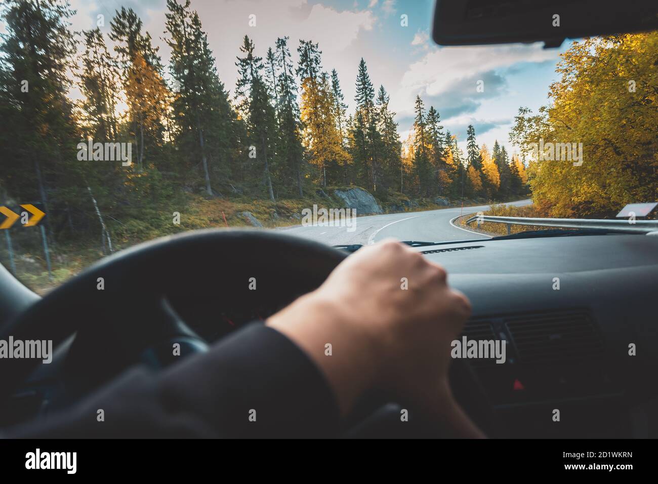 Vista della strada autunnale dalla cabina dell'auto. Foto di Sotkamo, Finlandia. Foto Stock