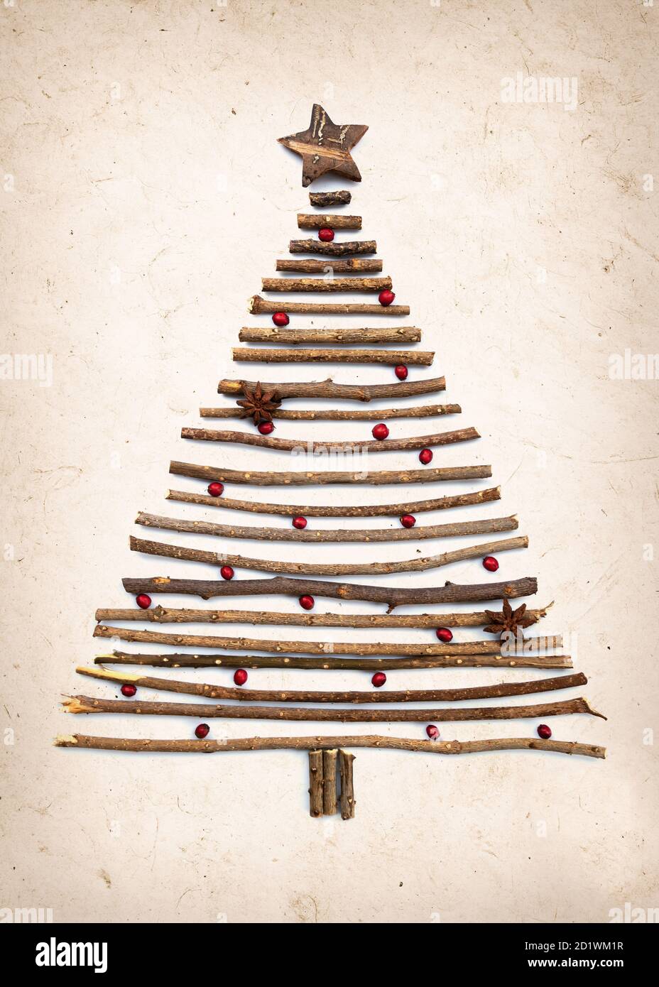 Albero di Natale rustico e creativo fatto a mano con rami di legno e rosso bacche Foto Stock