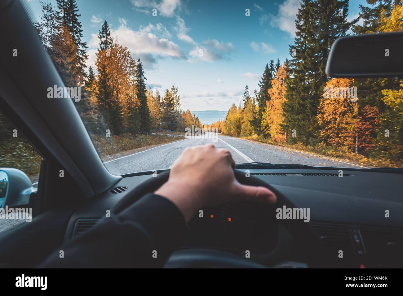 Vista della strada autunnale dalla cabina dell'auto. Foto di Sotkamo, Finlandia. Foto Stock