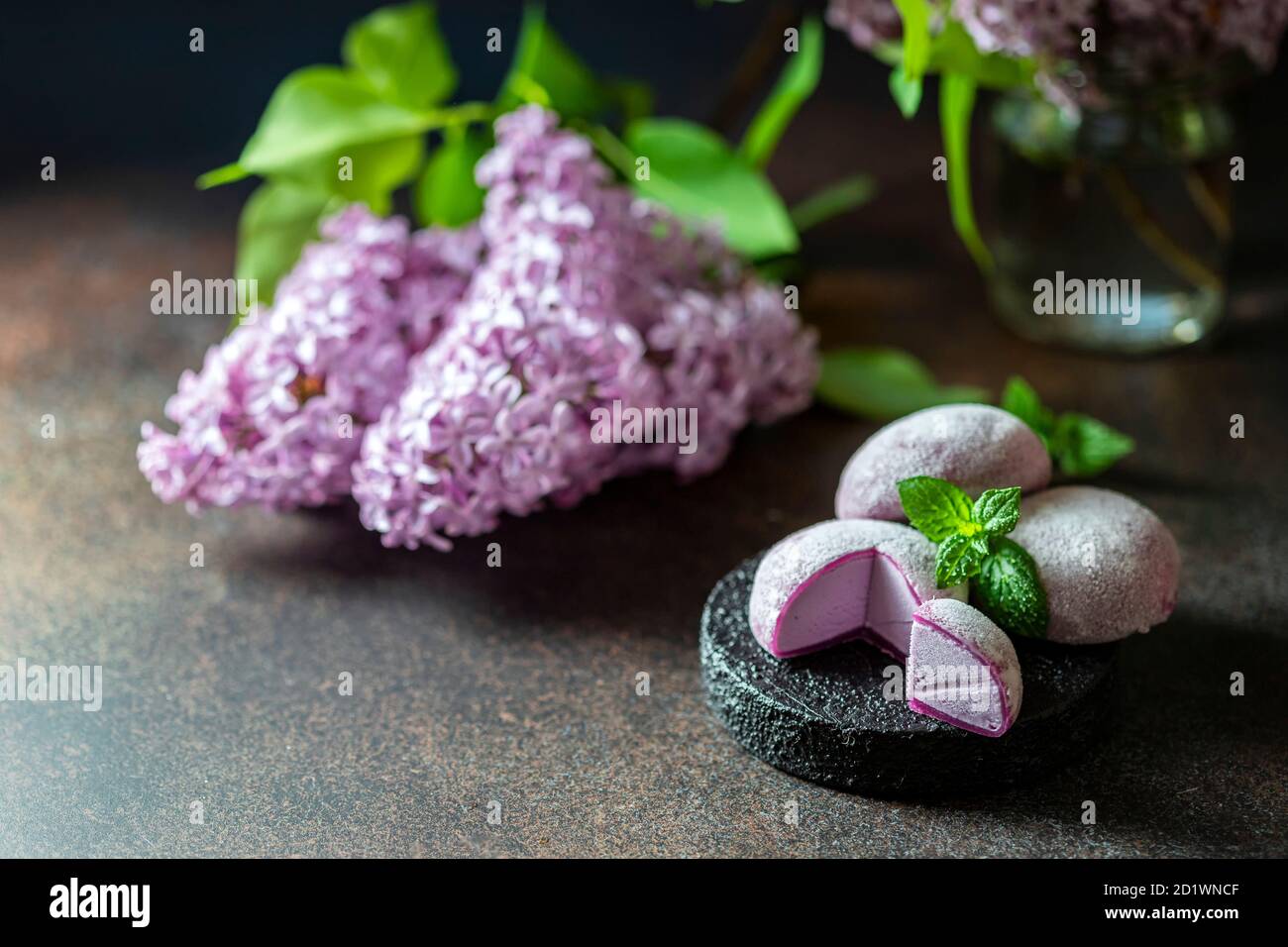 Gelato di Ube viola fatto in casa. Gelato giapponese moti in pasta di riso.  Dessert tradizionale giapponese su sfondo bianco Foto stock - Alamy