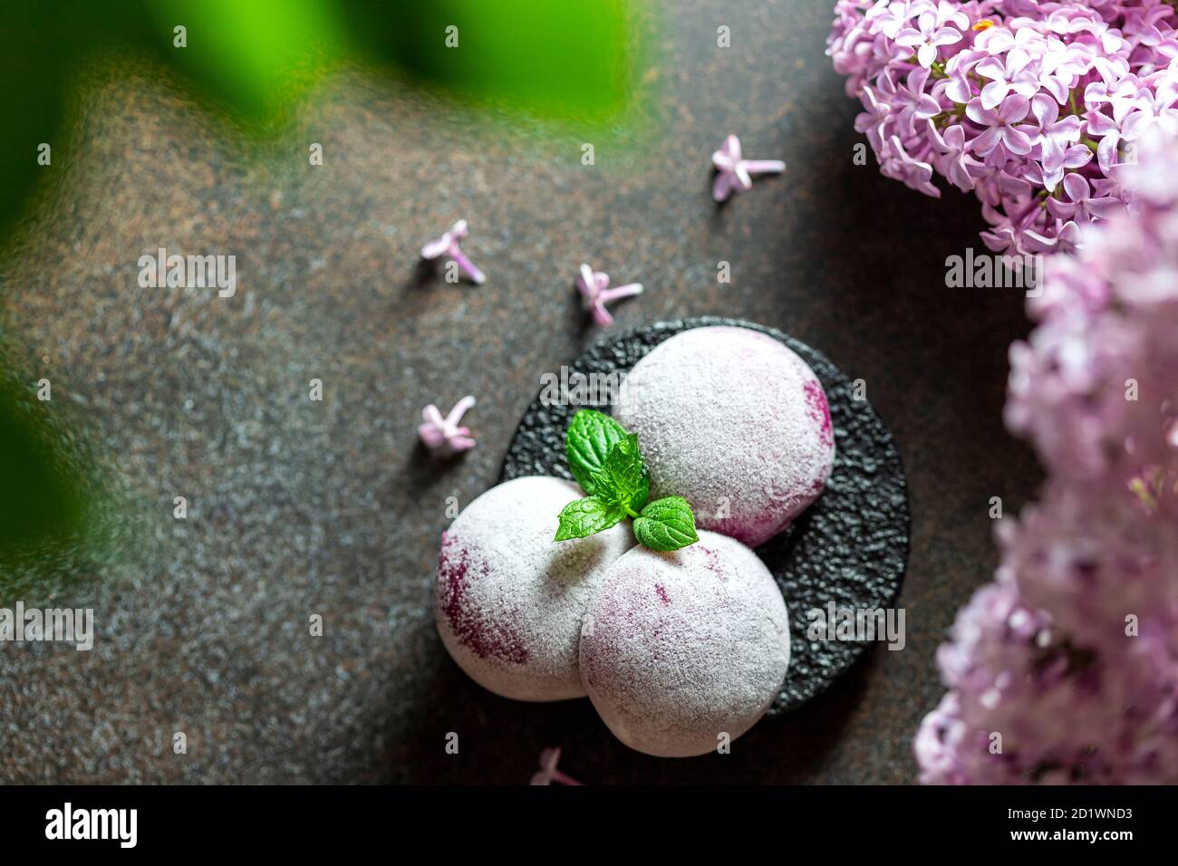 Gelato di Ube viola fatto in casa. Gelato giapponese moti in pasta di riso. Dessert tradizionale giapponese su sfondo bianco. Foto Stock