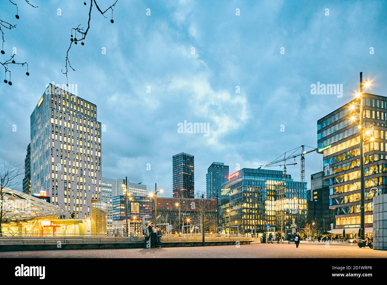 Il paesaggio urbano di Rotterdam al tramonto con la stazione della metropolitana Blaak, Rotterdam, Paesi Bassi. Foto Stock