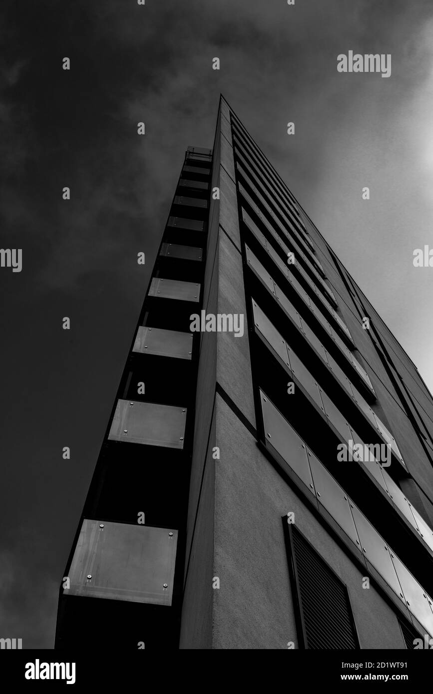 Vista ad angolo basso della facciata di una casa in affito nel quartiere Wola di Varsavia, Polonia. Foto Stock