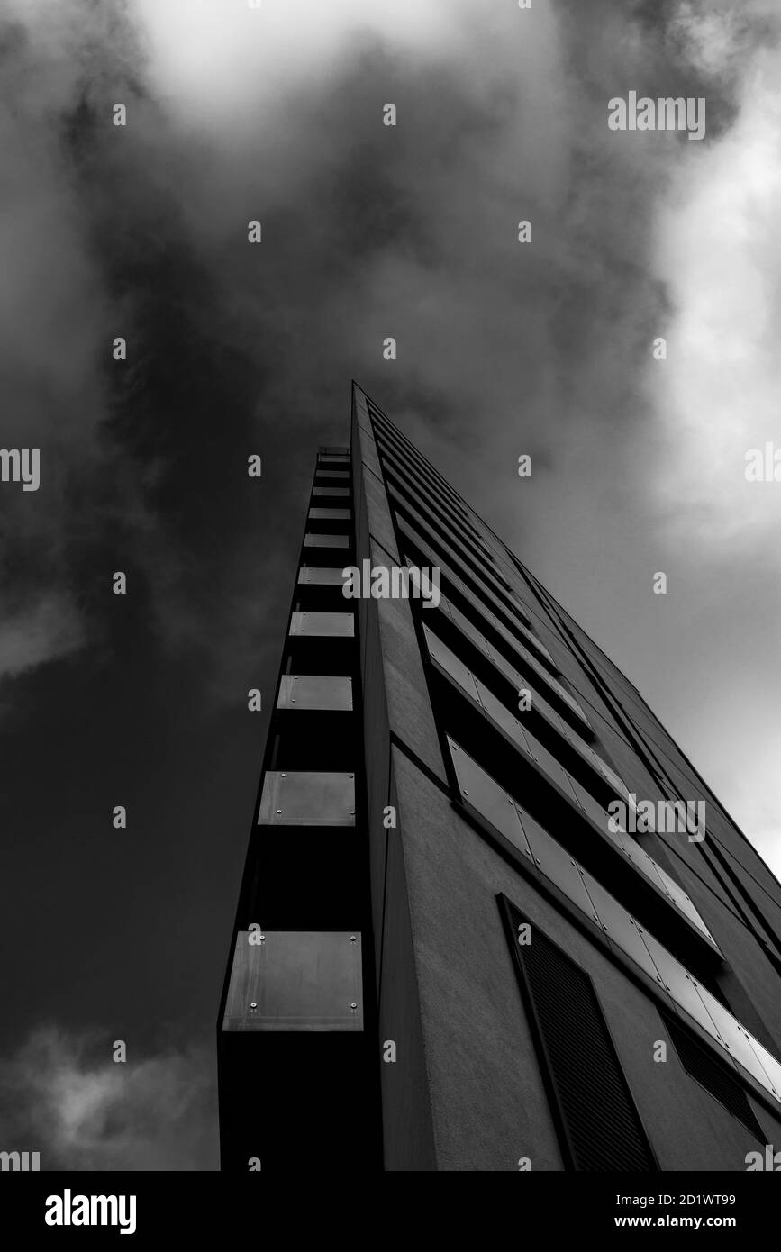 Vista ad angolo basso della facciata di una casa in affito nel quartiere Wola di Varsavia, Polonia. Foto Stock