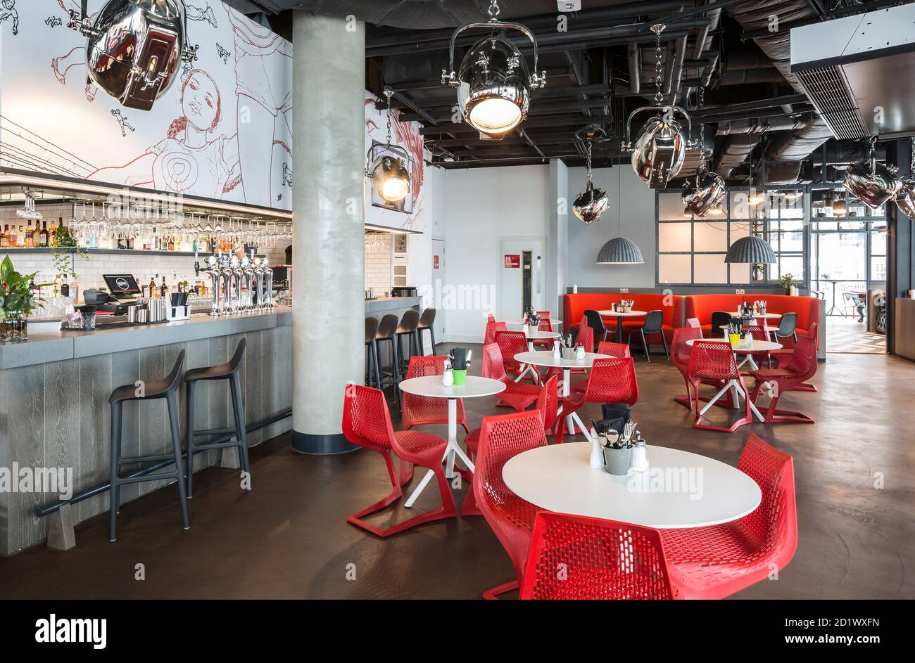 L'OUIBar + KTCHN nel Radisson RED Hotel di 174 camere, Glasgow, Scozia, Regno Unito. Foto Stock