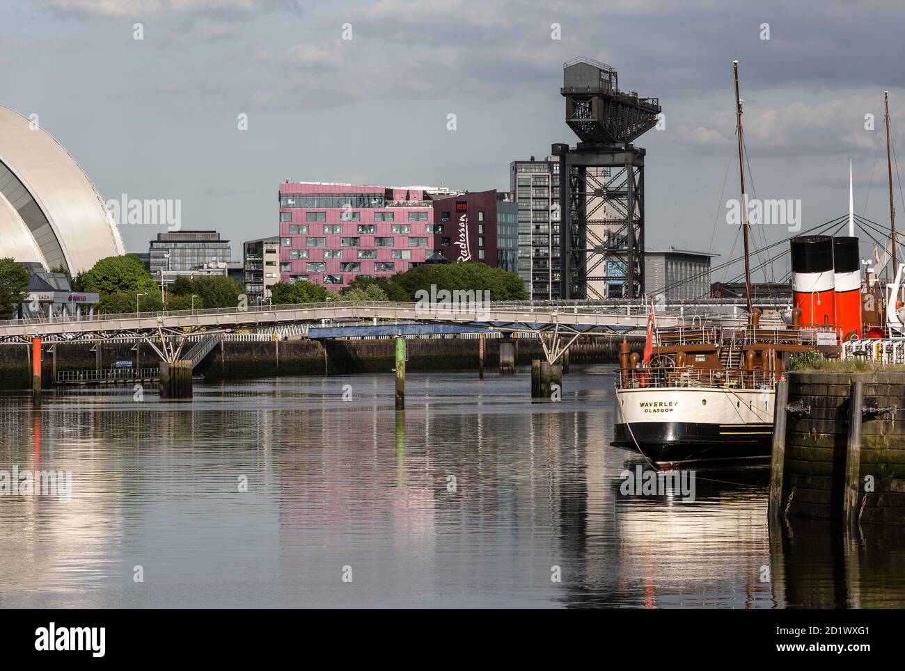 Vista generale del fiume Clyde a Glasgow, Scozia, Regno Unito con le 174 camere Radisson RED Hotel e Finnieston Crane sullo sfondo. Foto Stock