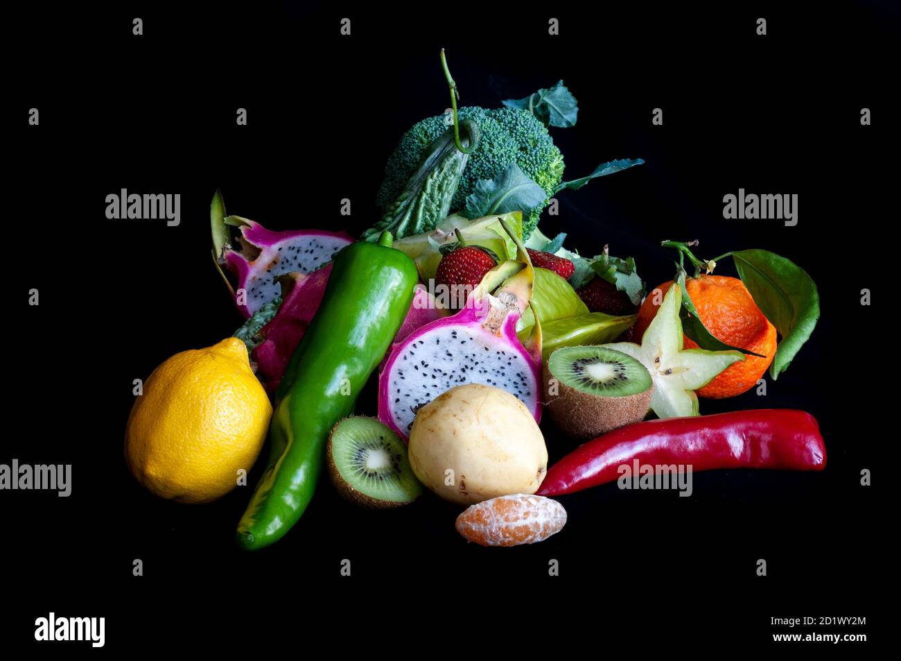 Una selezione di frutta e verdura esotiche su sfondo nero. Foto di alta qualità Foto Stock