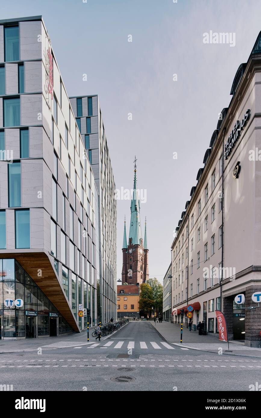 La Vänner chiesa di St Clara Kyrkas è situata tra lo Scandic Continental Hotel (a sinistra) e l'Hotel Terminus, Stoccolma, Svezia. Foto Stock
