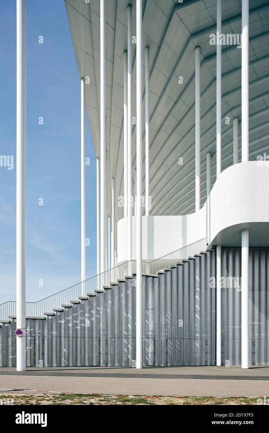 Lo stadio Matmut ATLANTIQUE, precedentemente noto anche come lo Stade de Bordeaux Nouveau, a Bordeaux, in Francia, un elegante stadio di calcio che ospita circa 42,000 persone. Completato 2015. Foto Stock