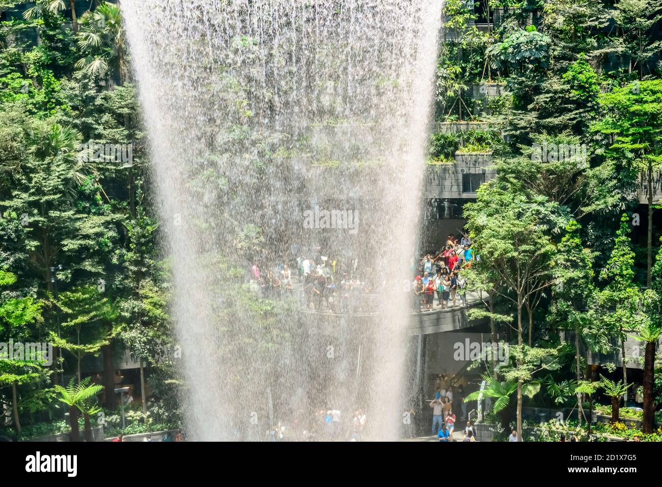 L'Aeroporto Jewel Changi di Singapore, un complesso di sviluppo ad uso misto caratterizzato da un vortice di pioggia, la più grande cascata interna del mondo nel 2019. Foto Stock