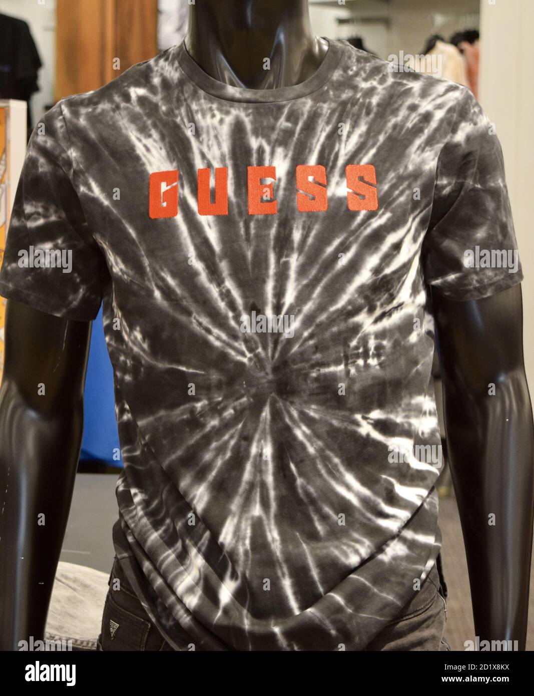 FRESNO, STATI UNITI - Set 01, 2020: Un manichino che indossa un nuovo Mens manica corta Tie Die look con INDOVINARE marchio nome in rosso in grassetto lettere un bianco AN Foto Stock