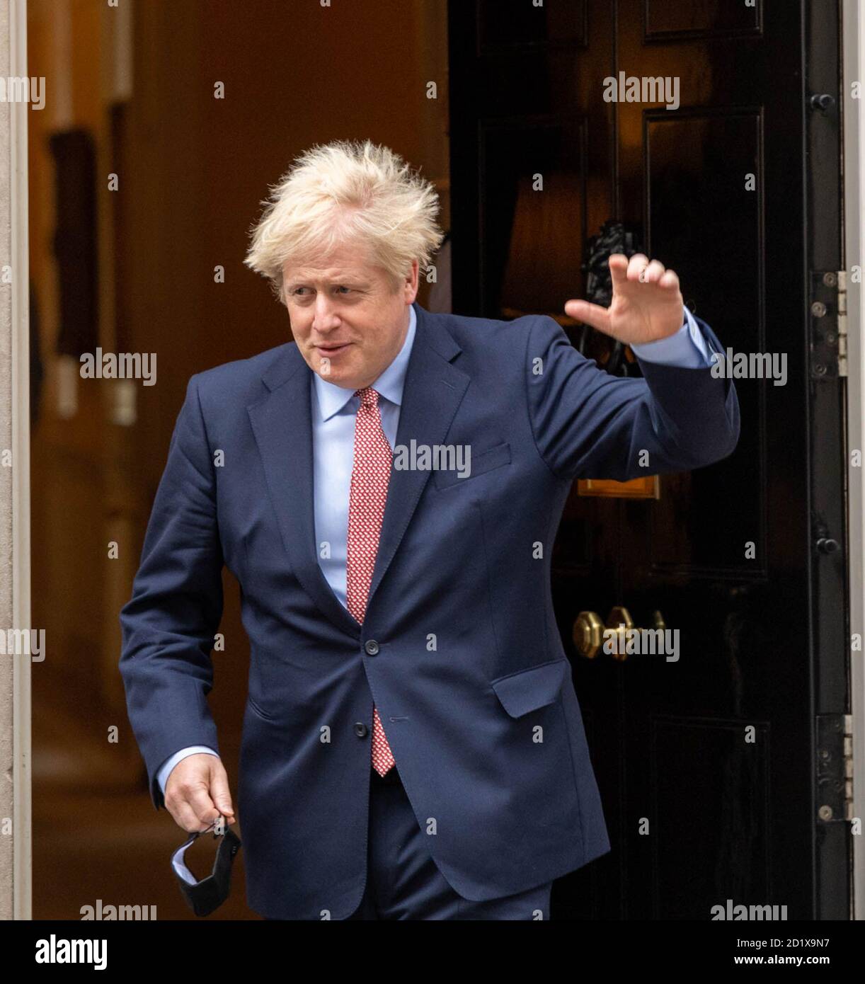 Londra, Regno Unito. 6 Ott 2020. Boris Johnson, il primo ministro del MP lascia 10 Downing Street per rendere il suo discorso a distanza della conferenza Credit: Ian Davidson/Alamy Live News Foto Stock
