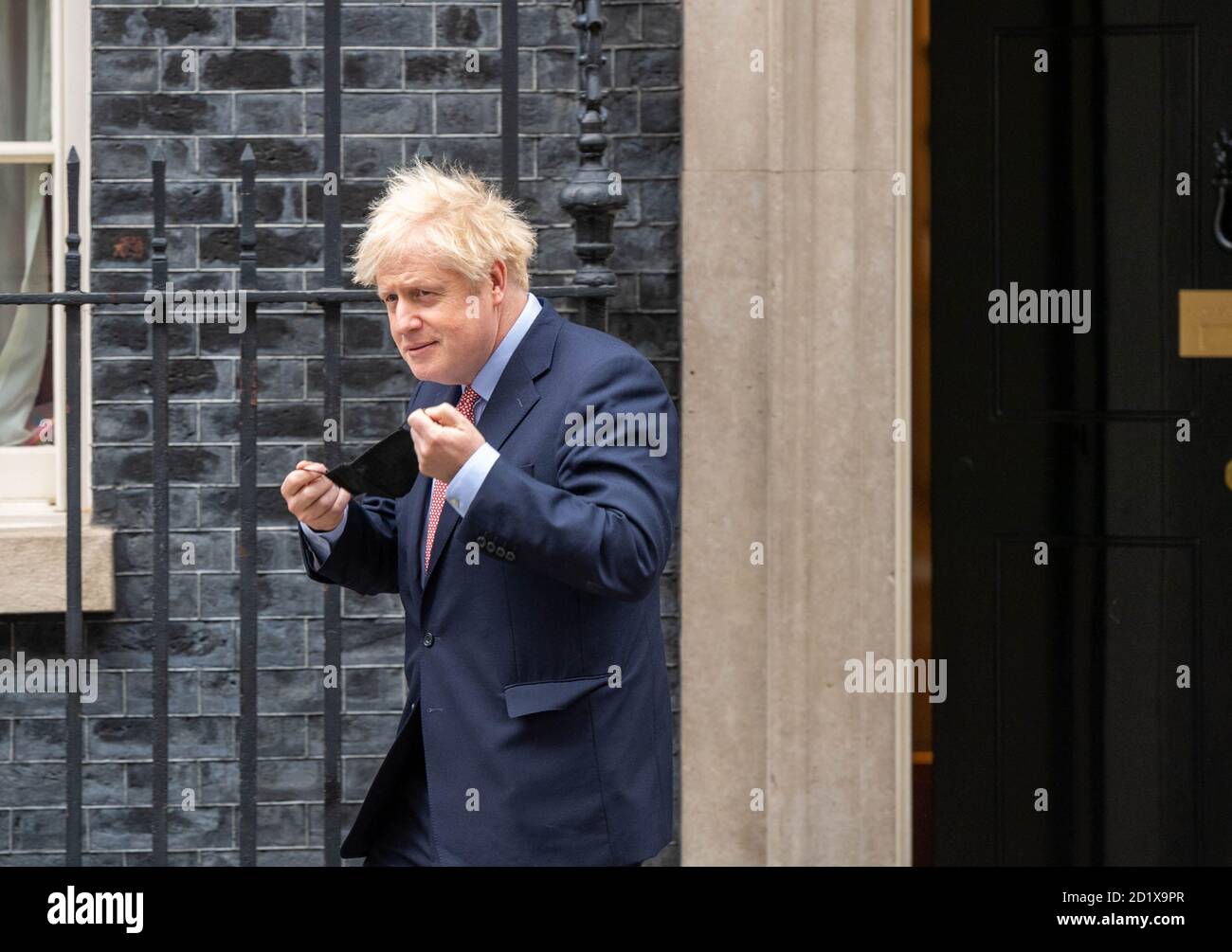 Londra, Regno Unito. 6 Ott 2020. Boris Johnson, il primo ministro del MP lascia 10 Downing Street per rendere il suo discorso a distanza della conferenza Credit: Ian Davidson/Alamy Live News Foto Stock