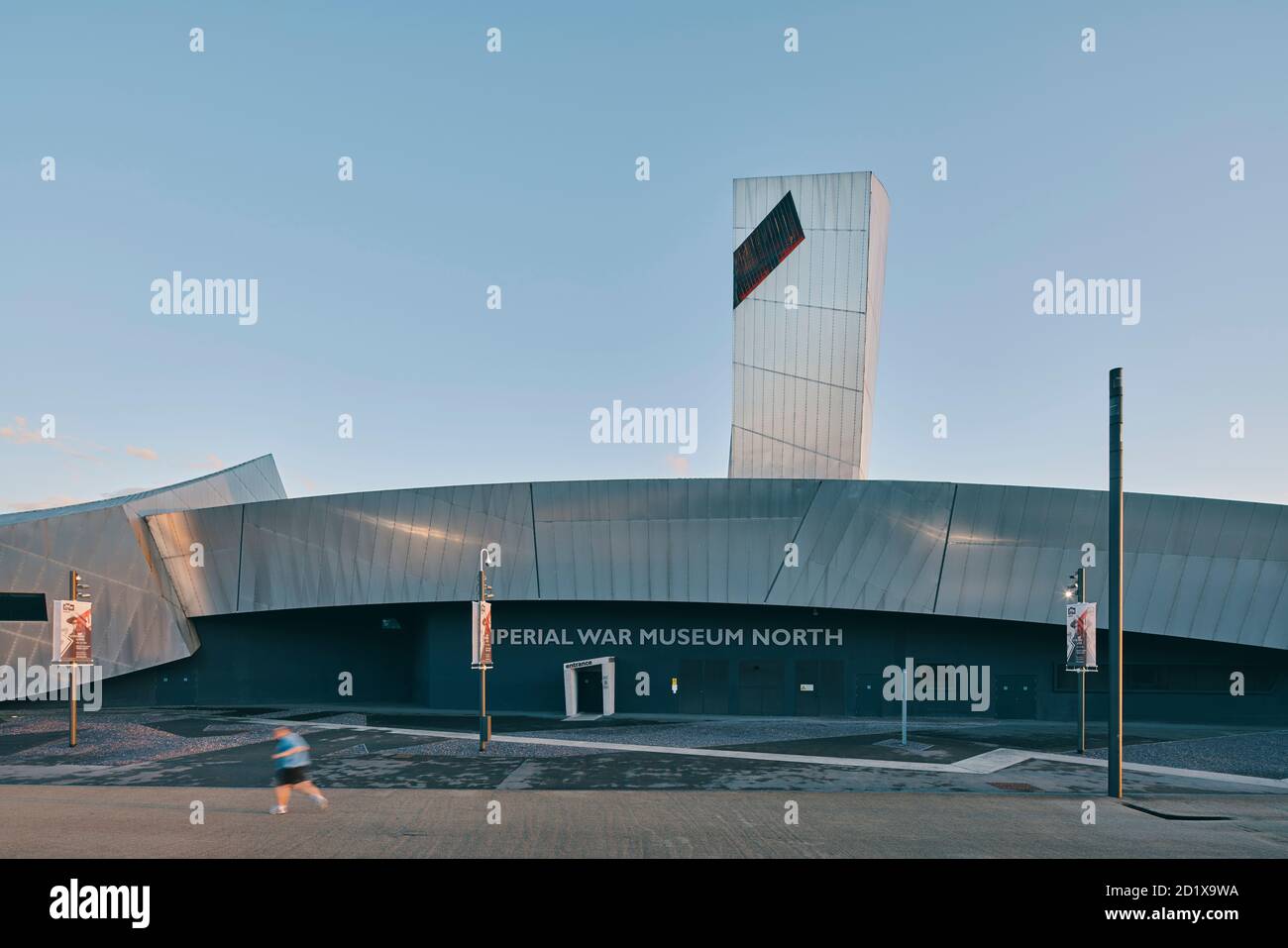 Imperial War Museum North, che rappresenta un globo frantumato, è stato il primo edificio nel Regno Unito da Daniel Libeskind. Costruito su un sito di bomba, è stato completato nel 2002 a Salford Quays, Manchester, Inghilterra, Regno Unito. Foto Stock