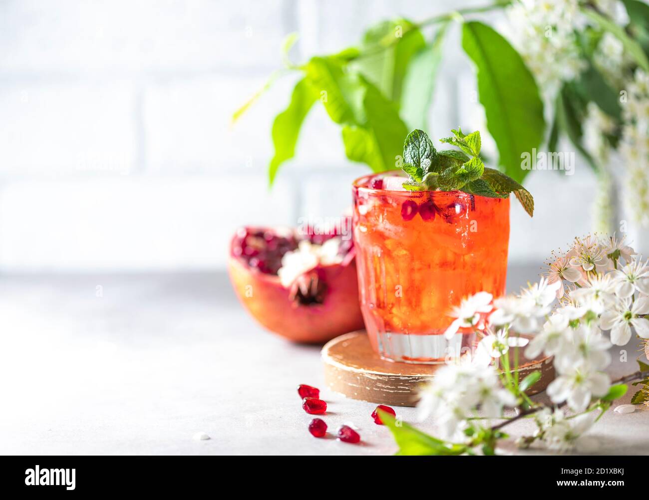 Limonata fresca di melograno. Limonata fatta in casa con ghiaccio. Foto Stock