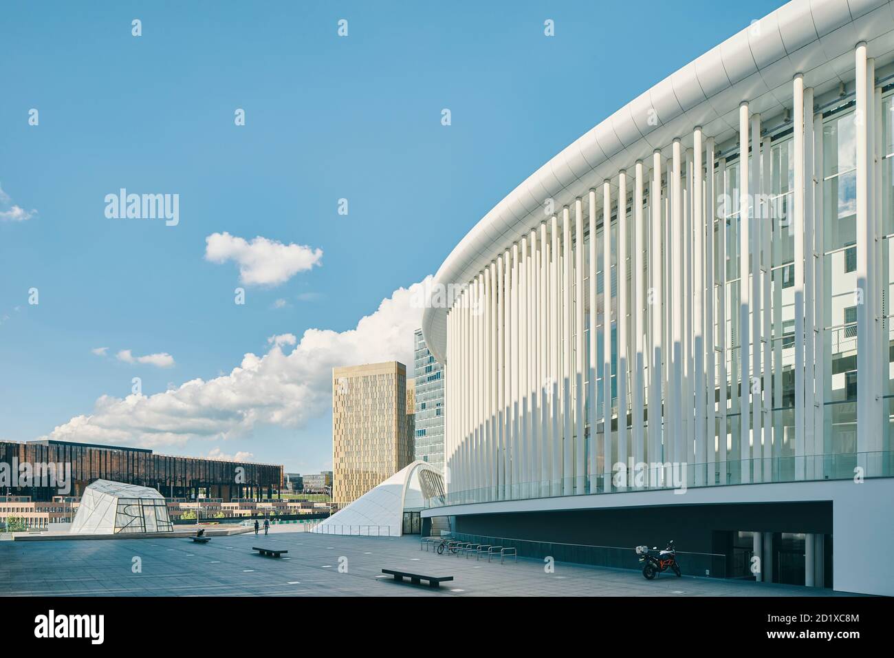 La Philharmonie nell'altopiano di Kirchberg, Lussemburgo, si trova al centro di una piazza triangolare circondata da uffici amministrativi dell'UE. E' composto da 823 sottili colonne di acciaio bianco, disposte su tre o quattro file. Completato nel 2005. Foto Stock