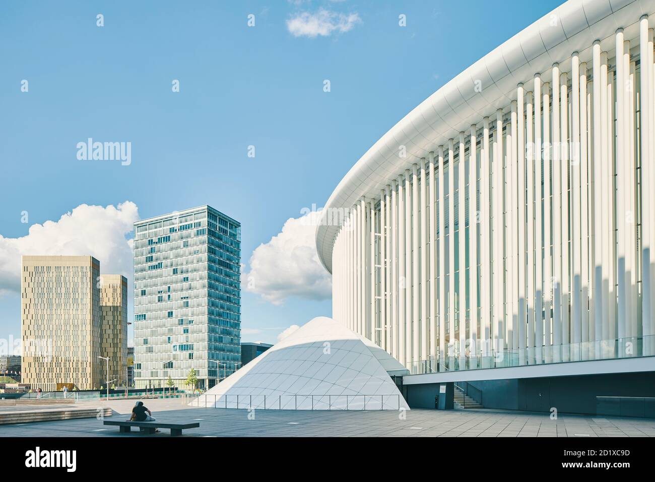 La Philharmonie nell'altopiano di Kirchberg, Lussemburgo, si trova al centro di una piazza triangolare circondata da uffici amministrativi dell'UE. E' composto da 823 sottili colonne di acciaio bianco, disposte su tre o quattro file. Completato nel 2005. Foto Stock