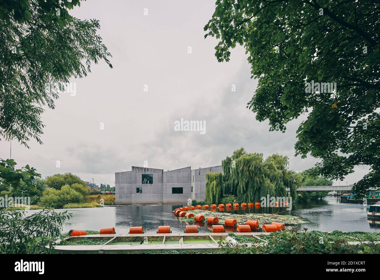 L'Hepworth Wakefield, una galleria d'arte costruita appositamente sulle rive del fiume Calder, a sud del centro di Wakefield, Inghilterra, Regno Unito, che prende il nome dall'artista inglese Barbara Hepworth. Completato nel 2011. Foto Stock