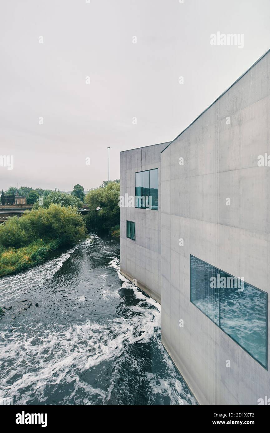 L'Hepworth Wakefield, una galleria d'arte costruita appositamente sulle rive del fiume Calder, a sud del centro di Wakefield, Inghilterra, Regno Unito, che prende il nome dall'artista inglese Barbara Hepworth. Completato nel 2011. Foto Stock