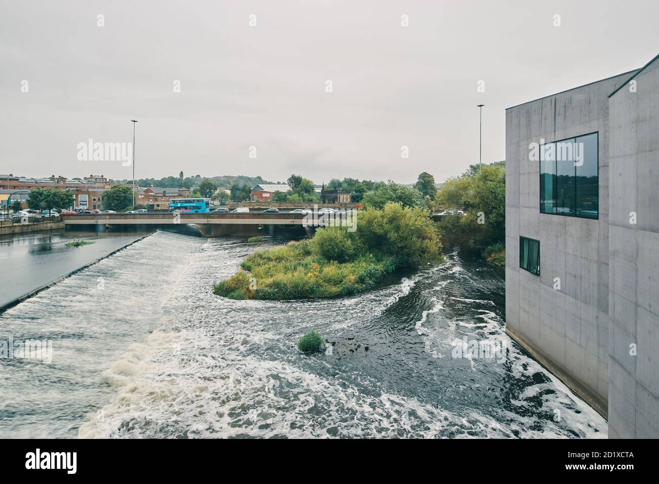 L'Hepworth Wakefield, una galleria d'arte costruita appositamente sulle rive del fiume Calder, a sud del centro di Wakefield, Inghilterra, Regno Unito, che prende il nome dall'artista inglese Barbara Hepworth. Completato nel 2011. Foto Stock