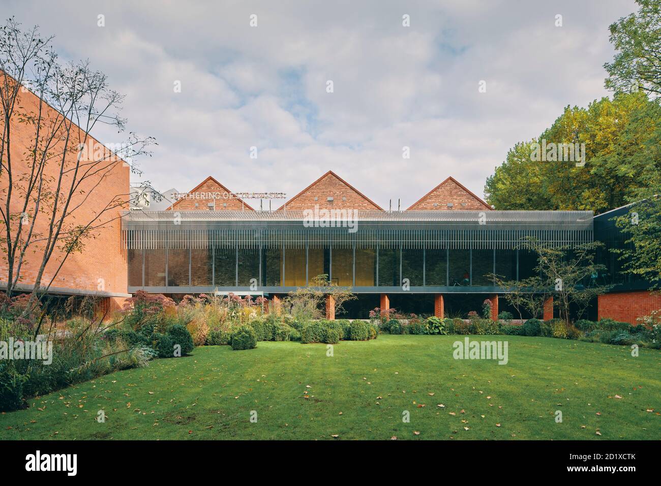 Il Whitworth Café, conosciuto anche come The Cafe in the Trees, fa parte dell'estensione in vetro e mattoni della Whitworth Gallery di Manchester, Inghilterra, Regno Unito. Completato nel 2015. Foto Stock