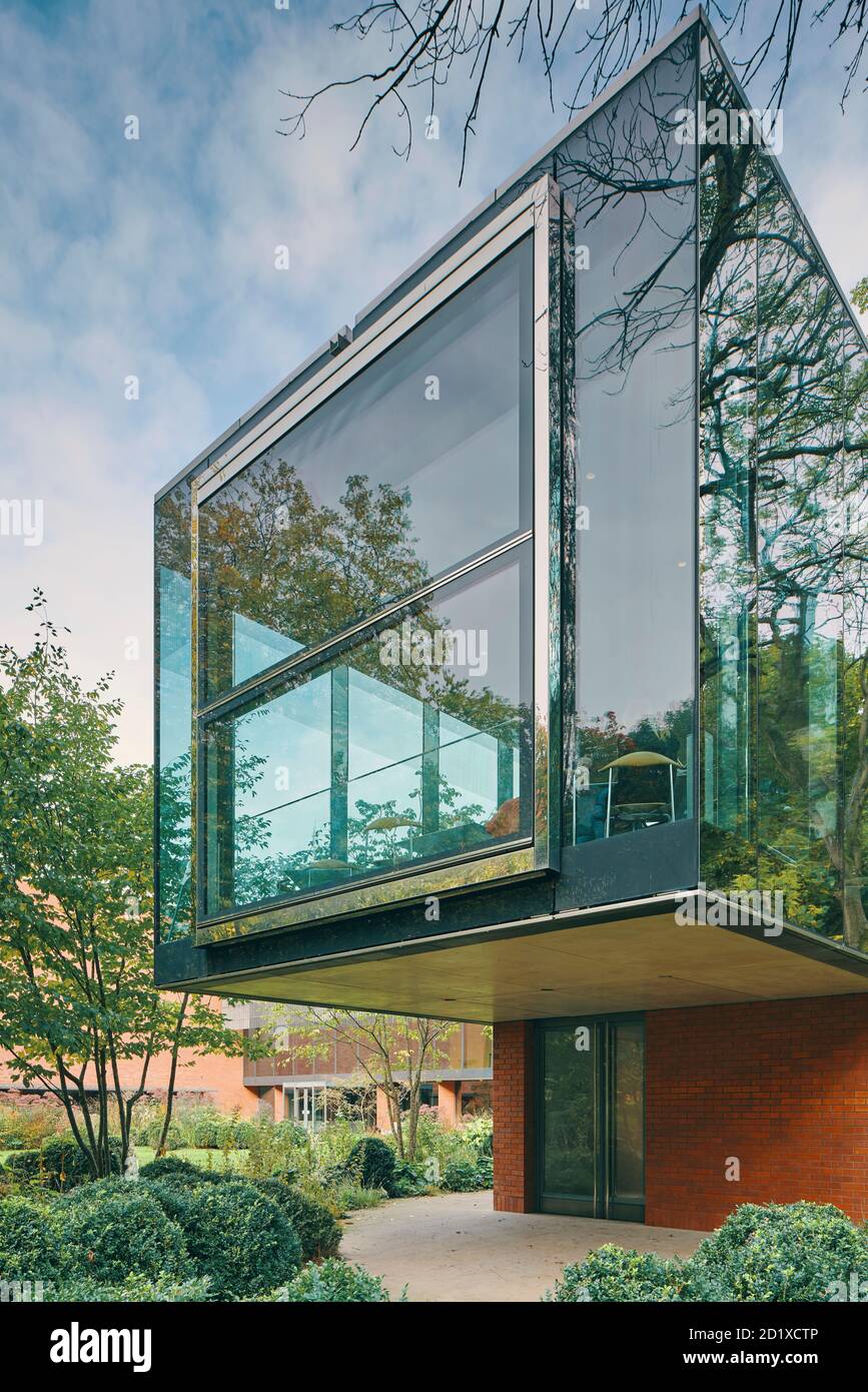 Il Whitworth Café, conosciuto anche come The Cafe in the Trees, fa parte dell'estensione in vetro e mattoni della Whitworth Gallery di Manchester, Inghilterra, Regno Unito. Completato nel 2015. Foto Stock