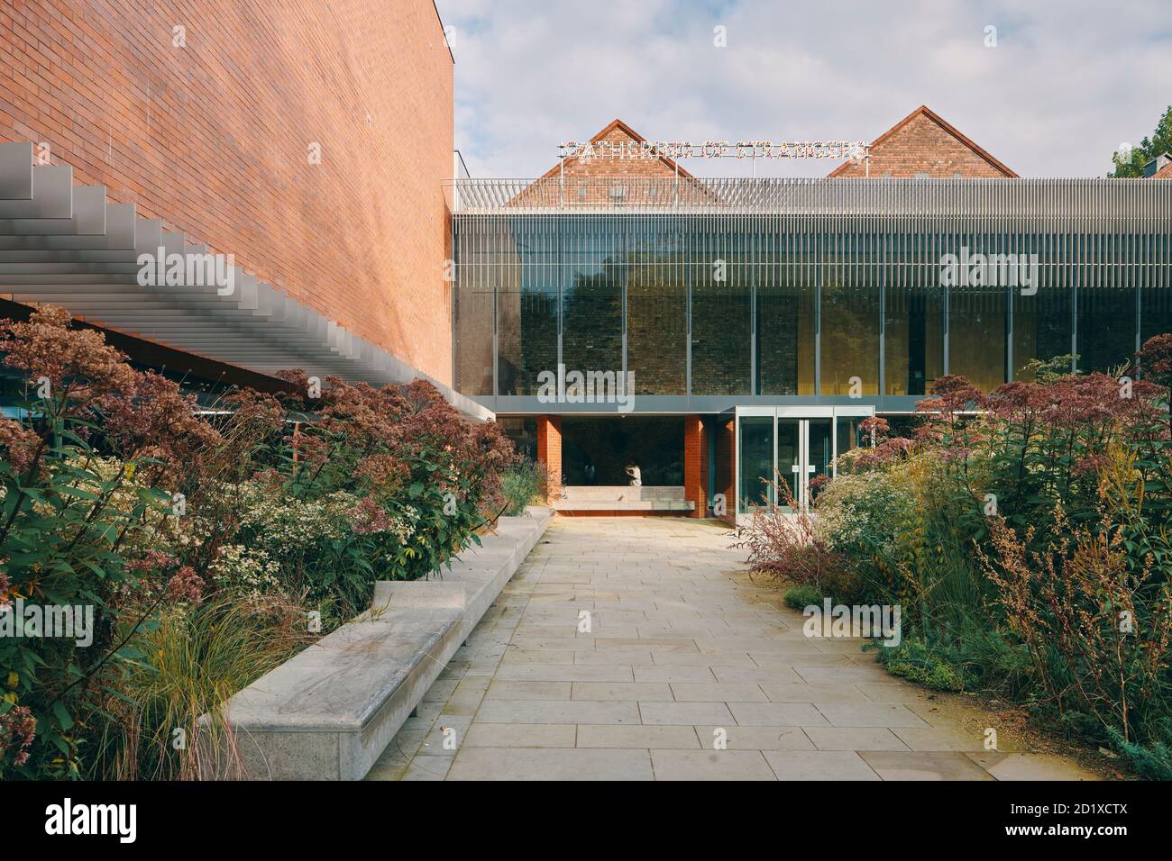 Il Whitworth Café, conosciuto anche come The Cafe in the Trees, fa parte dell'estensione in vetro e mattoni della Whitworth Gallery di Manchester, Inghilterra, Regno Unito. Completato nel 2015. Foto Stock
